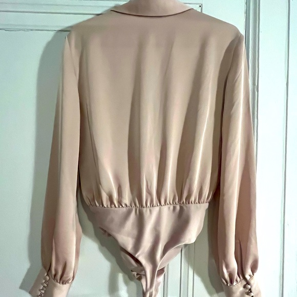 NWOT Aritzia Babaton Ace Satin Bodysuit in Blush - Picture 5 of 5